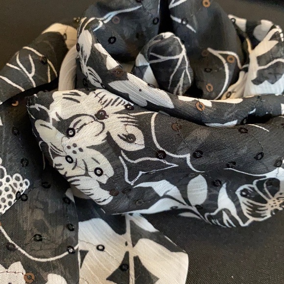 Black and White sequins Floral Scarf - Picture 2 of 6
